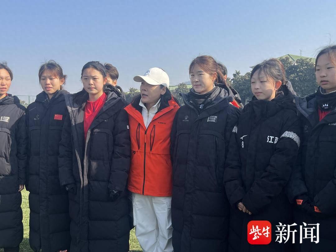 开云-田震南京开唱先探望江苏女足 透露因《铿锵玫瑰》圆了足球梦